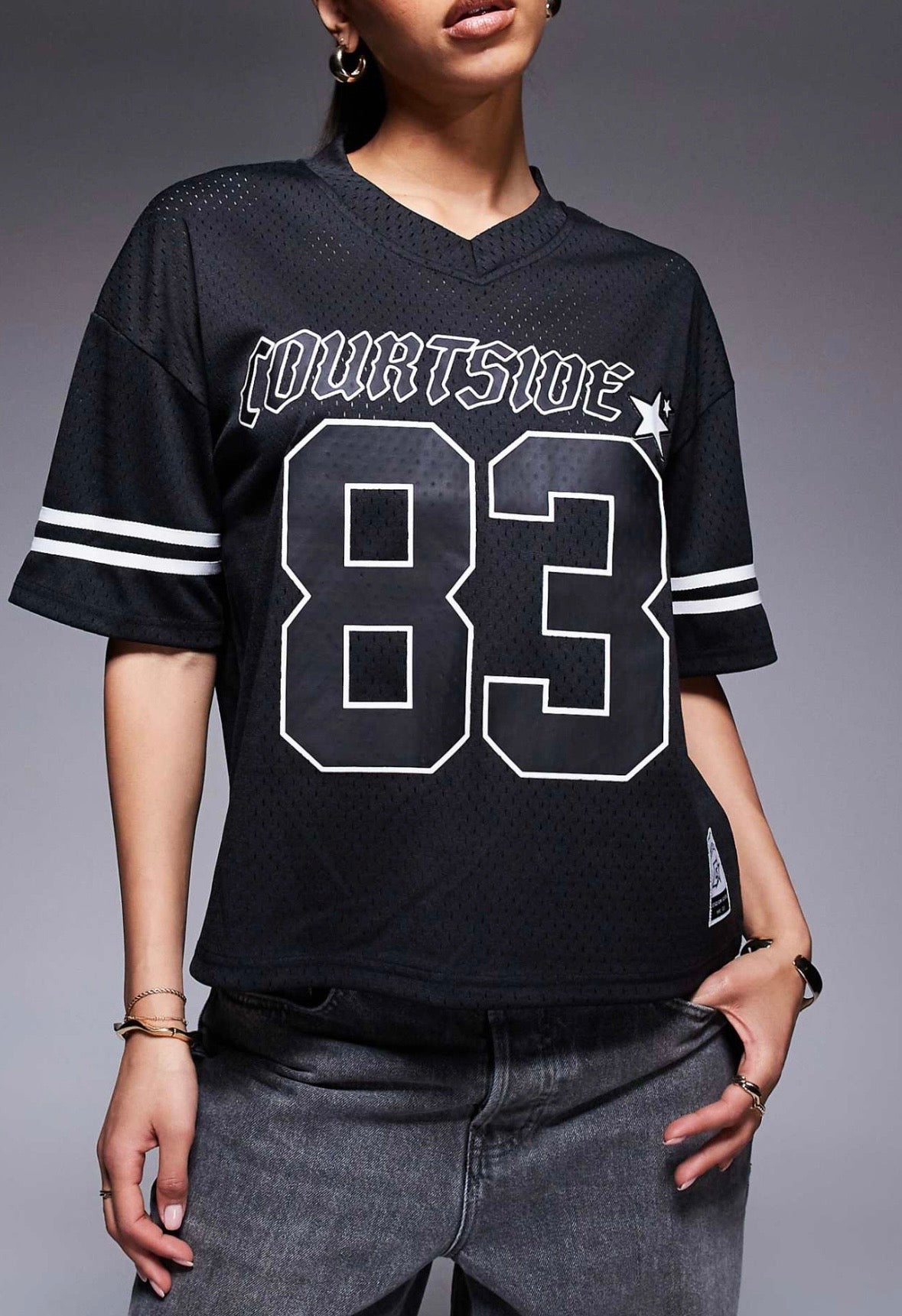 Courtside sports logo top with contrast stripe detail in Black