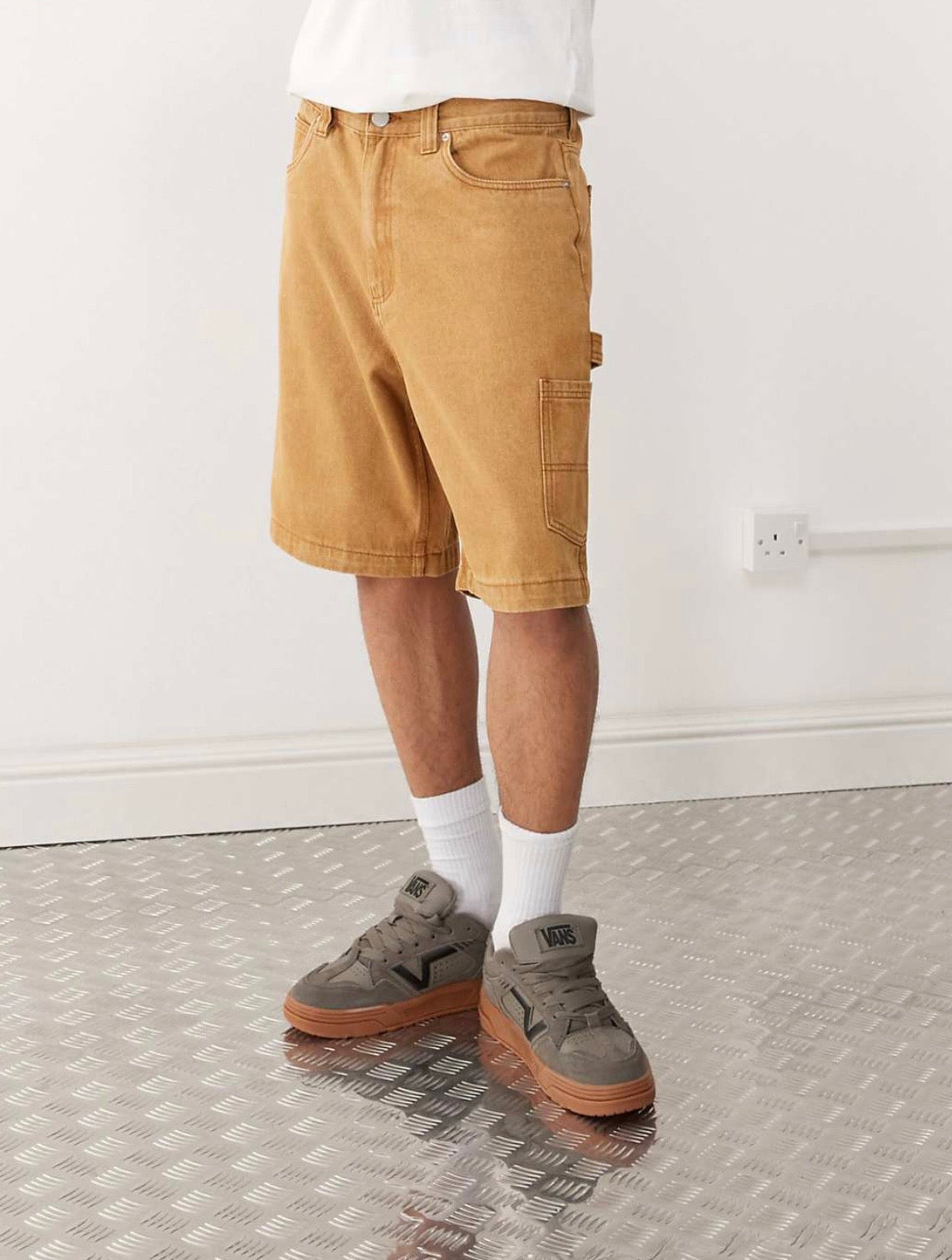 Santa Cruz carpenter big denim shorts in Washed Brown