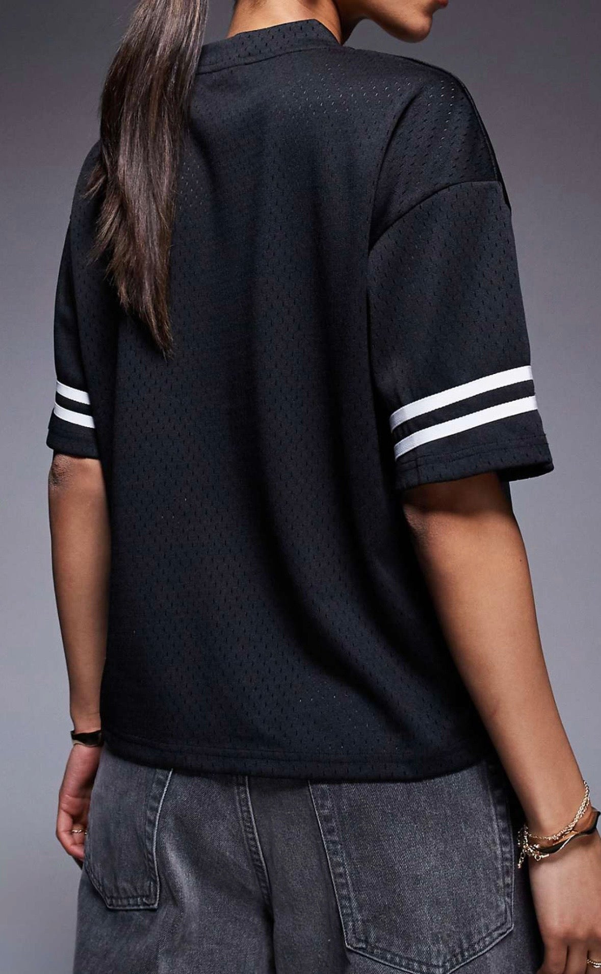 Courtside sports logo top with contrast stripe detail in Black